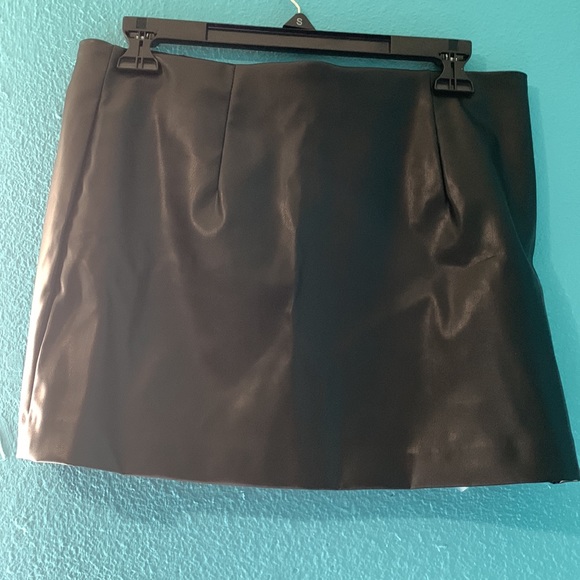 Cute vegan mini skirt. - Picture 3 of 4